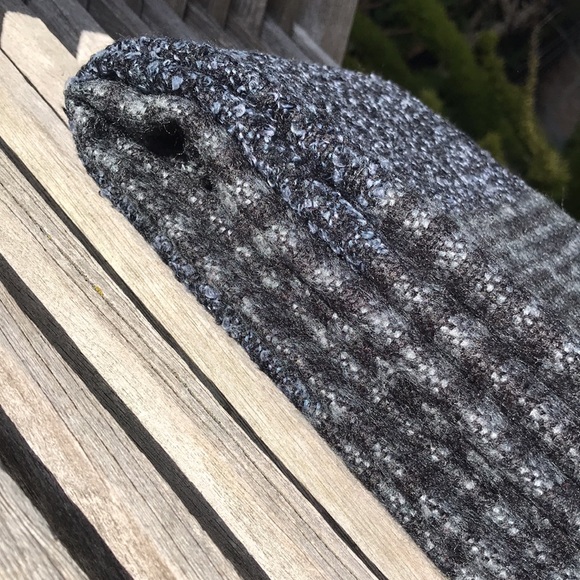 NWOT Tex by Max Azria wool-like grey scarf - Picture 13 of 13